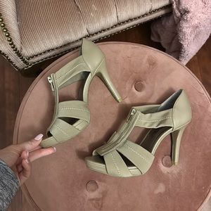 Used but in good condition nude pumps